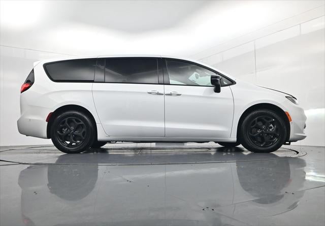 2024 Chrysler Pacifica Hybrid Select S Appearance