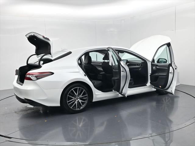 2022 Toyota Camry Hybrid XLE