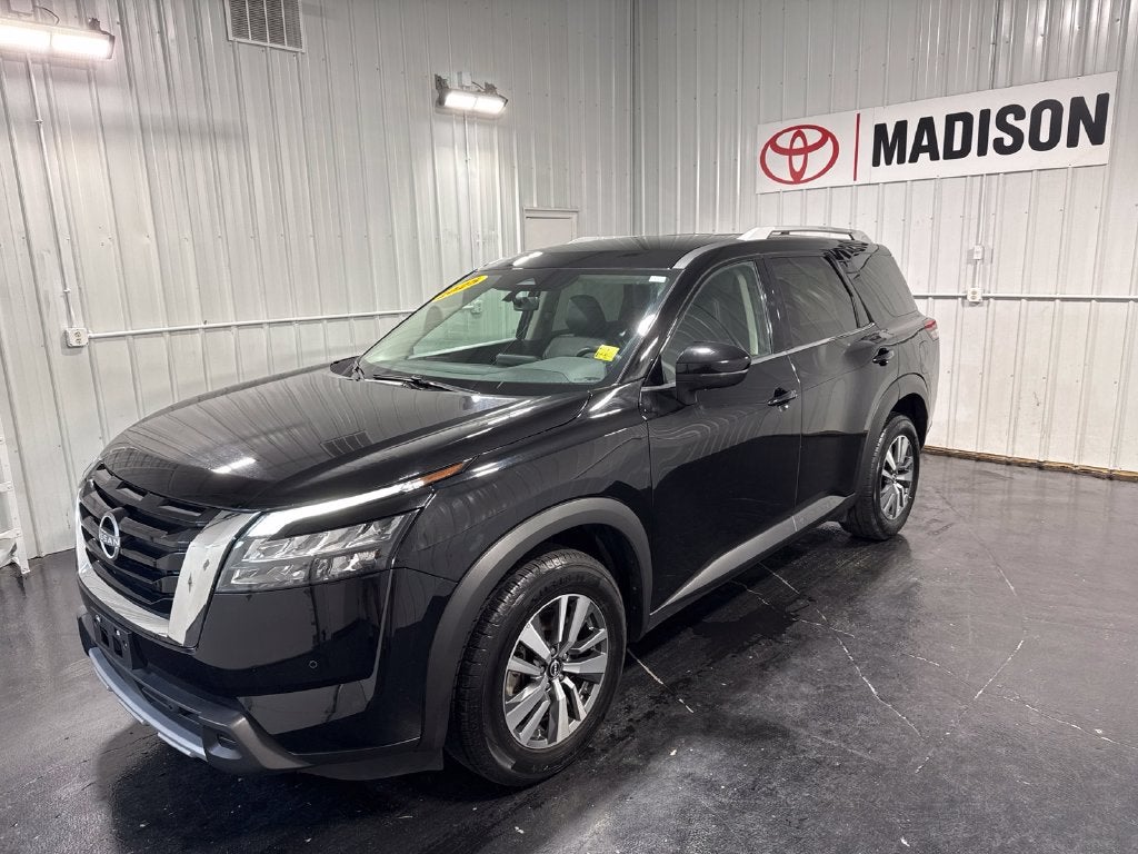 2025 Nissan Pathfinder SL