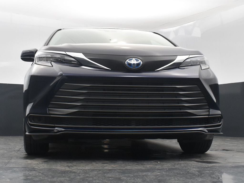 2025 Toyota Sienna LE 8 Passenger