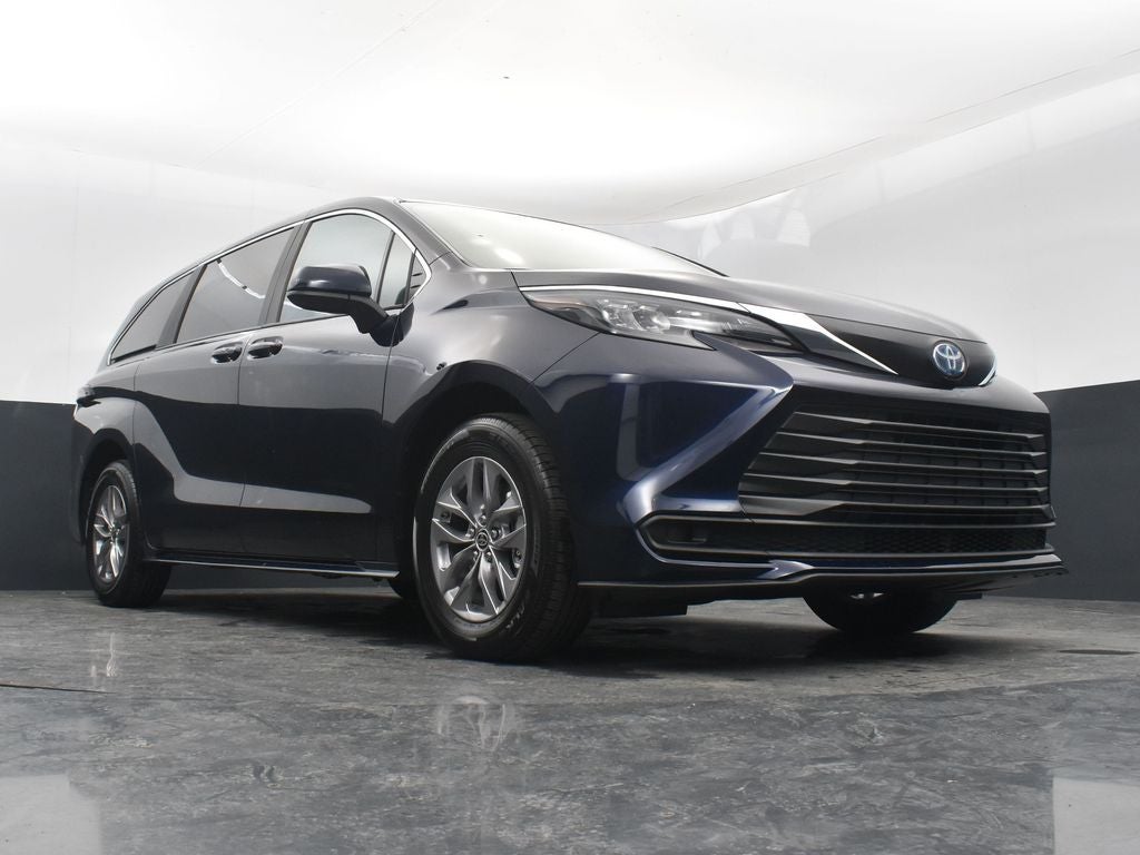 2025 Toyota Sienna LE 8 Passenger