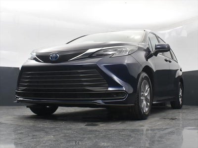 2025 Toyota Sienna LE 8 Passenger