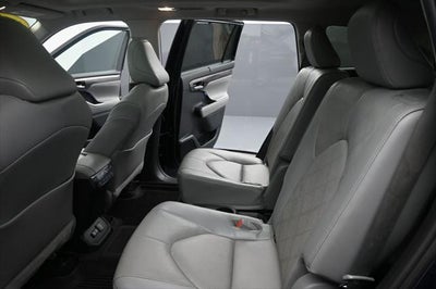 2022 Toyota Highlander Hybrid Platinum