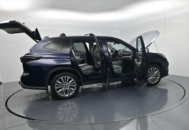 2022 Toyota Highlander Hybrid Platinum
