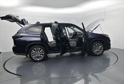 2022 Toyota Highlander Hybrid Platinum