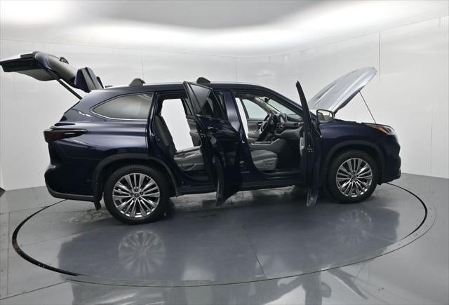2022 Toyota Highlander Hybrid Platinum