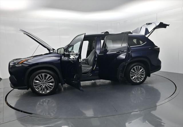 2022 Toyota Highlander Hybrid Platinum