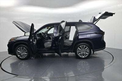2022 Toyota Highlander Hybrid Platinum