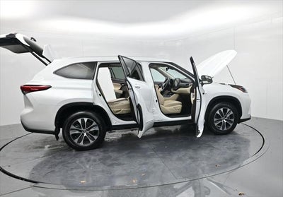 2022 Toyota Highlander Hybrid XLE