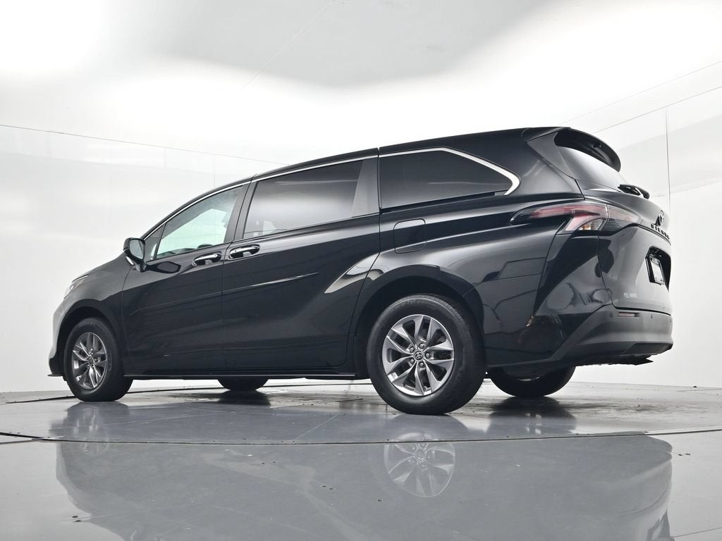 2023 Toyota Sienna XLE 8 Passenger