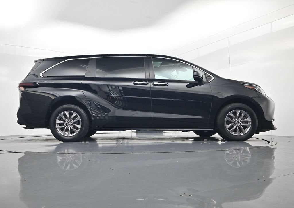 2023 Toyota Sienna XLE 8 Passenger