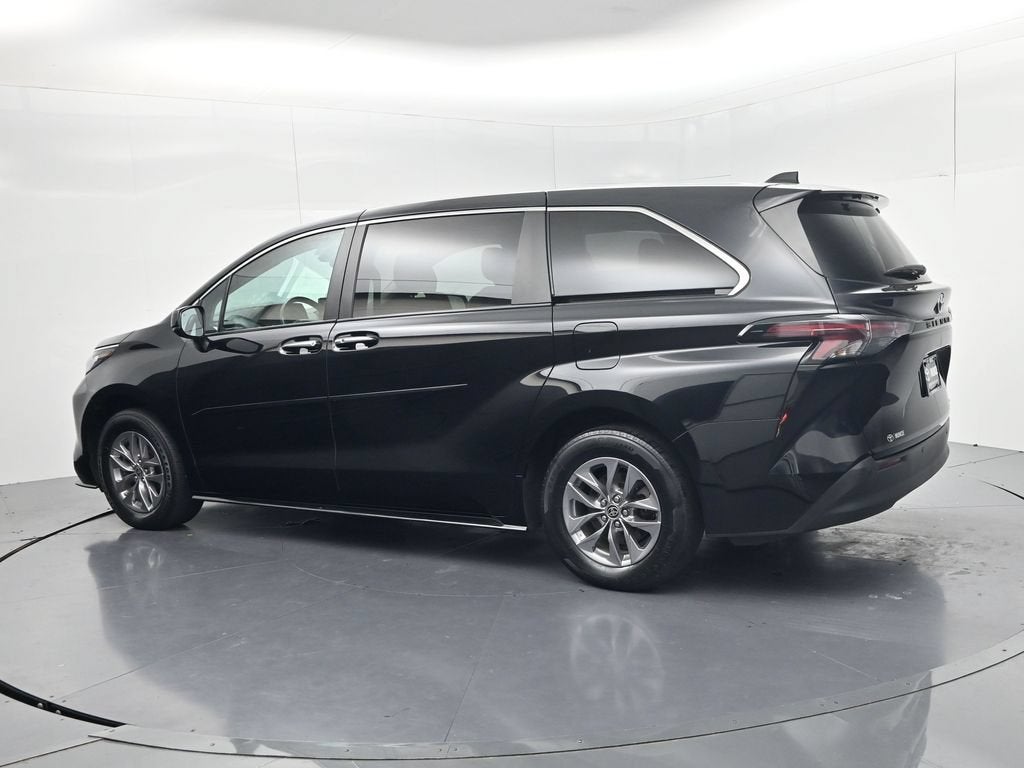 2023 Toyota Sienna XLE 8 Passenger