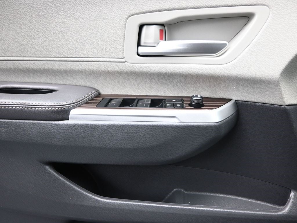 2024 Toyota Sienna XLE 8 Passenger