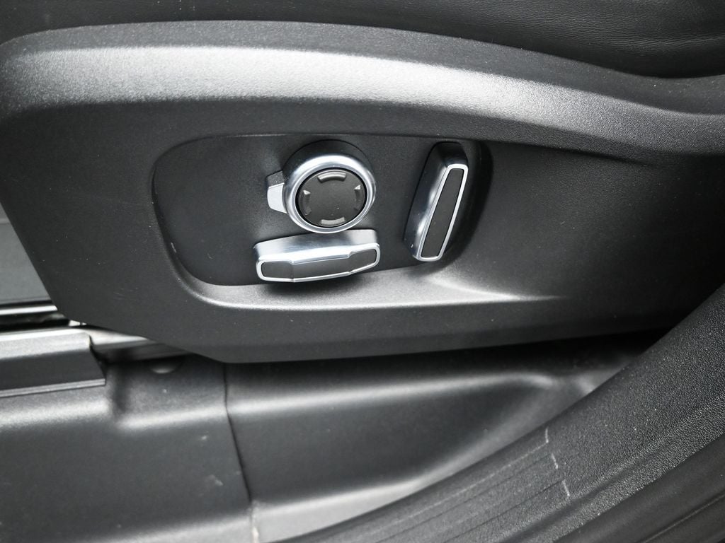 2023 Land Rover Defender 130 X-Dynamic SE