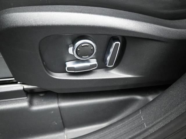 2023 Land Rover Defender 130 X-Dynamic SE