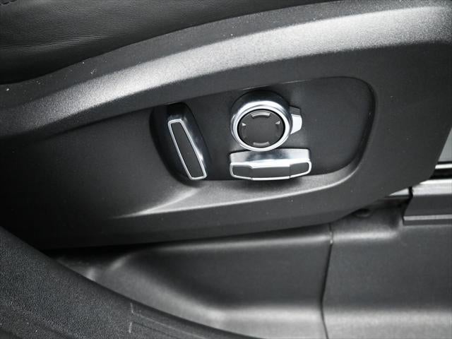 2023 Land Rover Defender 130 X-Dynamic SE