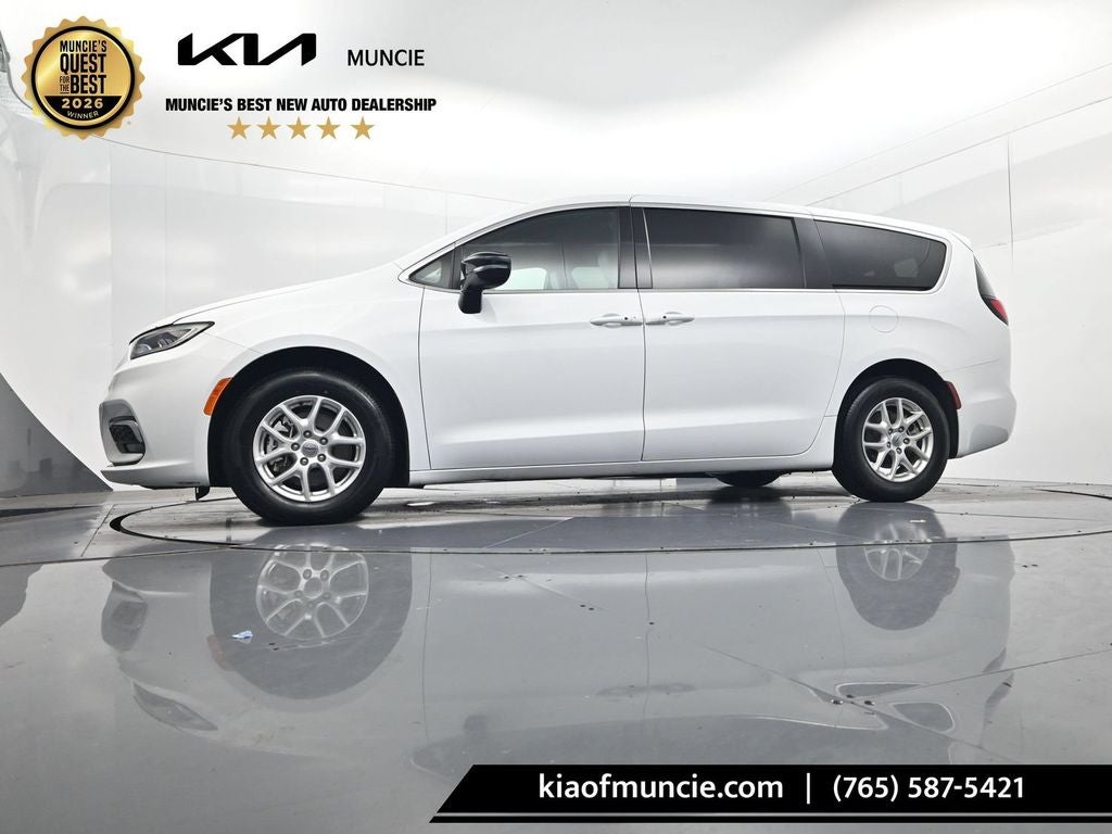 2025 Chrysler Pacifica Select