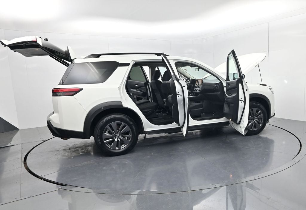 2022 Nissan Pathfinder SV